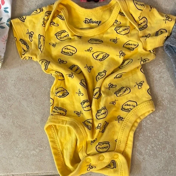 Baby girl 0-3M Bundle Nike Kids Like New/6 Matching Sets Red Black White yellow - Picture 4 of 16